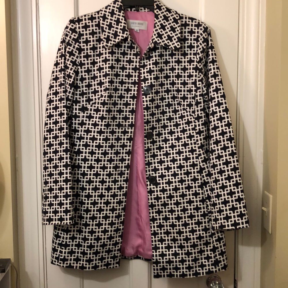 Skirtin Around Black and White Coat size 6